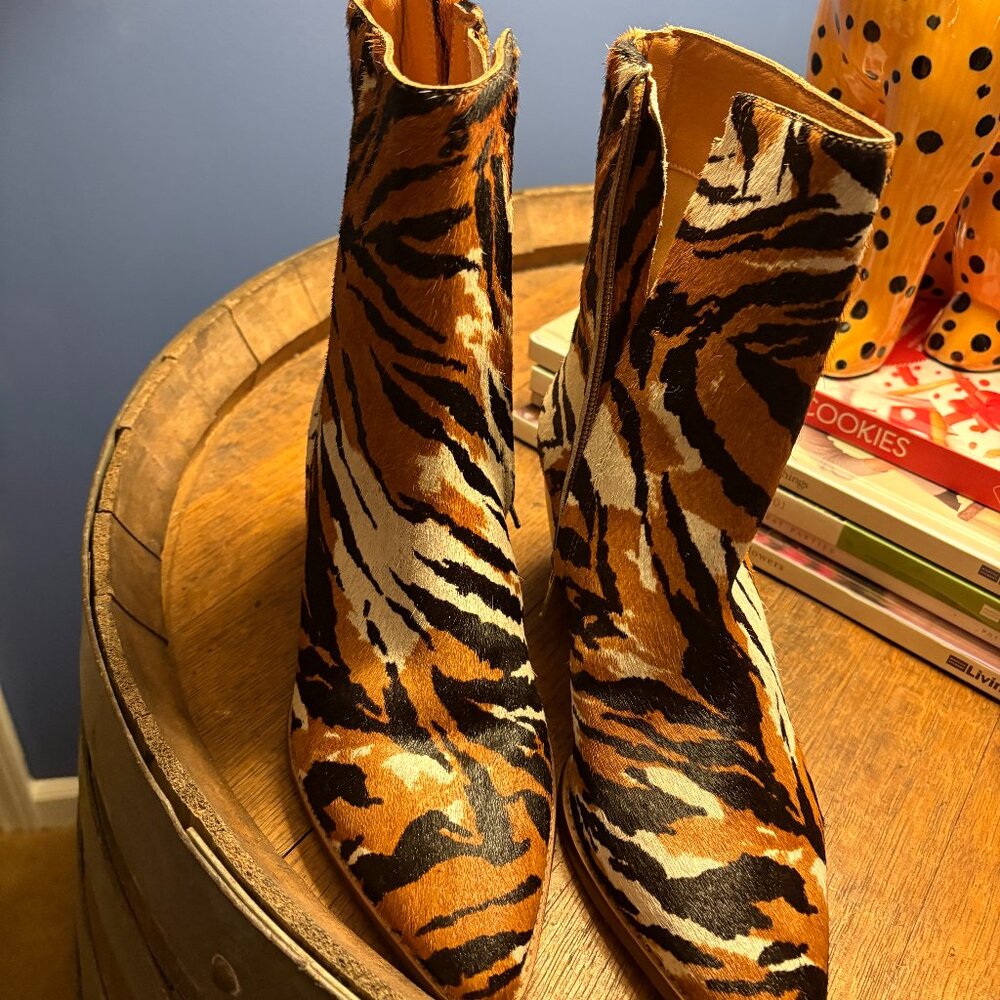 NWOT Matisse Tiger Print Booties - Size 6